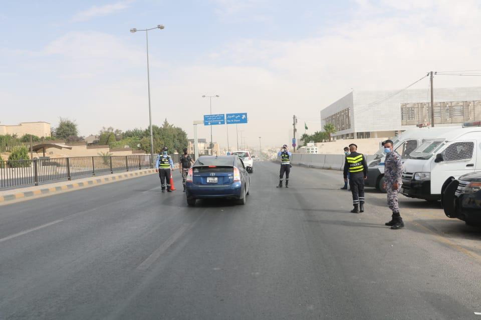 صور - الأمن يقول إن حجم الالتزام بالحظر الشامل كبير.. ويوجه رسالة للمواطنين بخصوص الرقم (911)