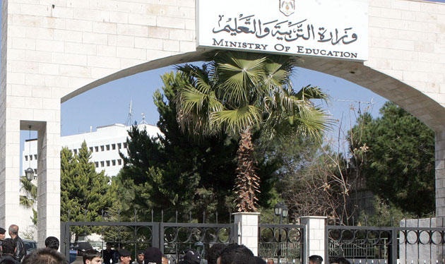 اداريون في مدارس حكومية يطالبون النعيمي بمعاملتهم كالمعلمين