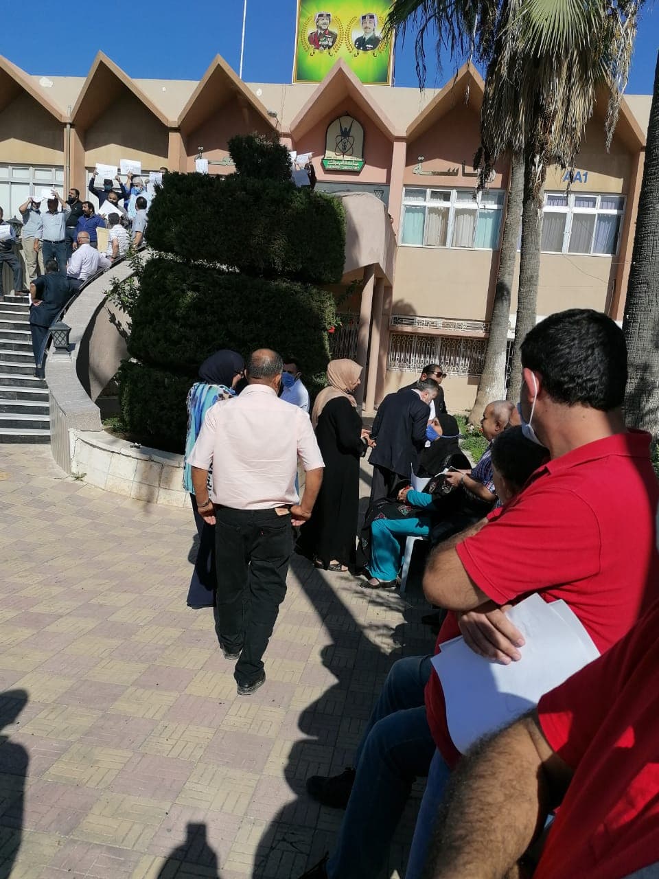 عاملون في اليرموك يعتصمون أمام رئاسة الجامعة احتجاجا على تقسيم مقاعد أبناء العاملين - صور