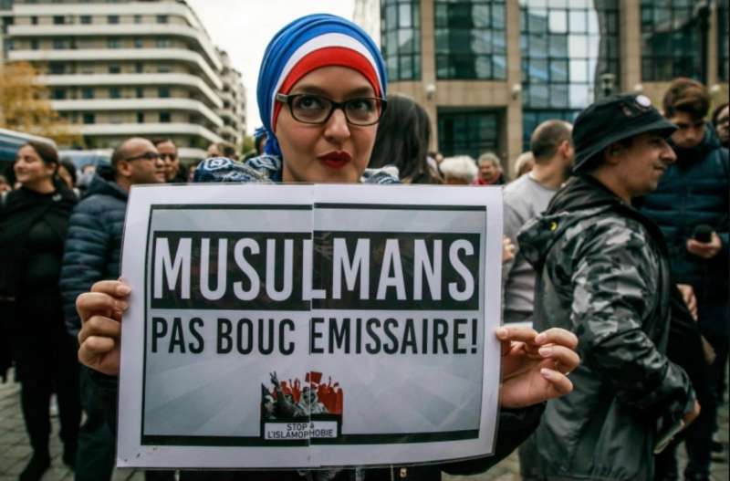 منذ مقتل المدرس.. هذه أهم الهجمات والإهانات التي تعرض لها مسلمون بفرنسا