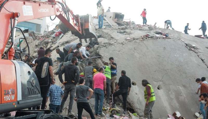 جهود مضنية لانتشال العالقين والضحايا من تحت انقاض الزلزال في تركيا