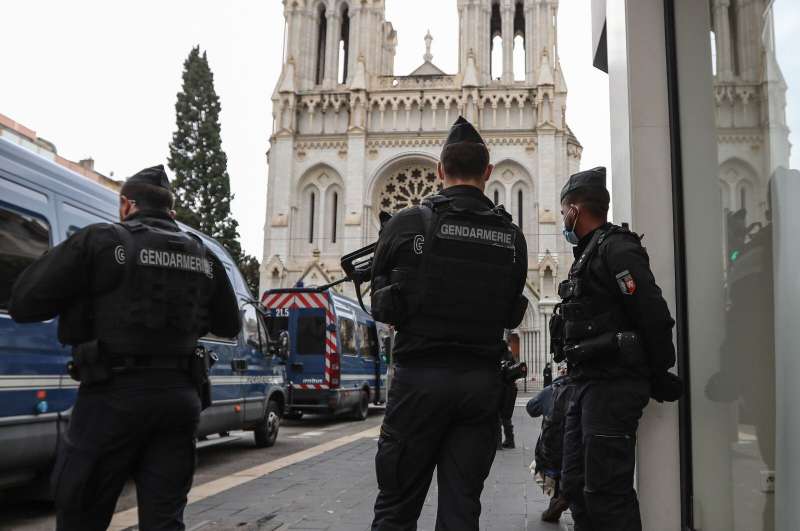فرنسا.. هجوم مسلح على كنيسة في ليون وإصابة كاهن