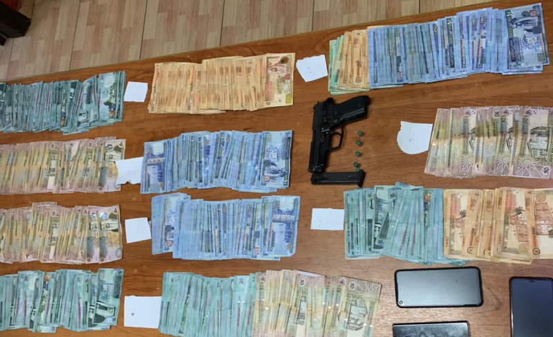 القبض على شخصين اشتركا بسلب مبلغ 60 ألف دينار من محاسب