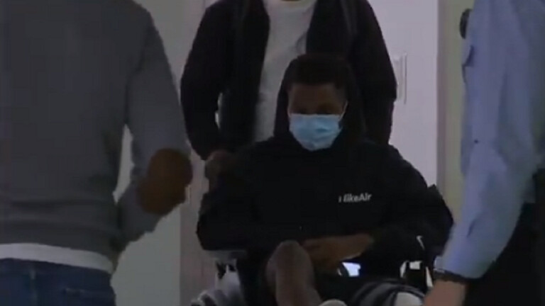 نجم برشلونة فاتي يغادر المستشفى على كرسي متحرك (فيديو)