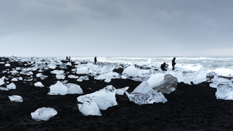 علماء: نهر مظلم غامض قد يتدفق تحت غرينلاند!