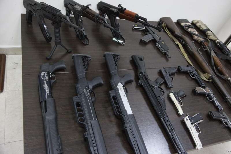 ضبط 17 سلاحا ناريا ظهرت في فيديوهات بعد الانتخابات النيابية