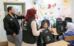 توزيع حقائب مدرسية على الطلبة الأردنيين والسوريين في الطفيلة