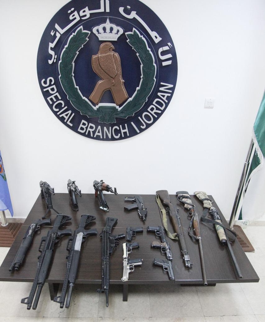 ضبط 17 سلاحا ناريا ظهرت في فيديوهات بعد الانتخابات النيابية