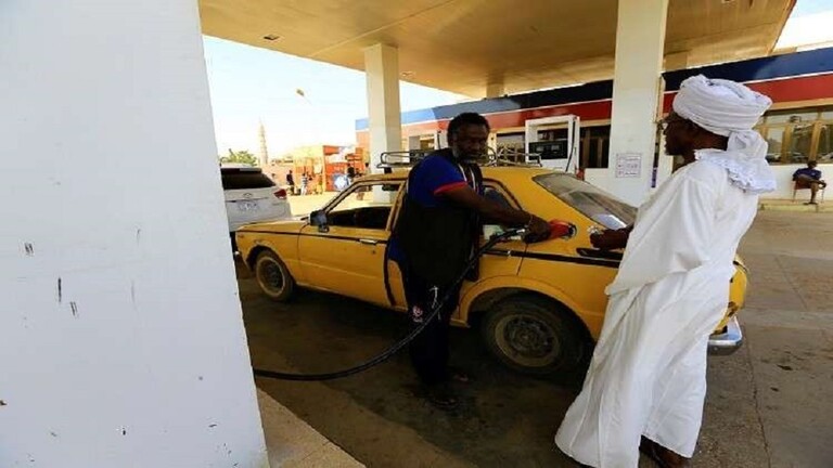 السودان يقر خفض أسعار البنزين والديزل