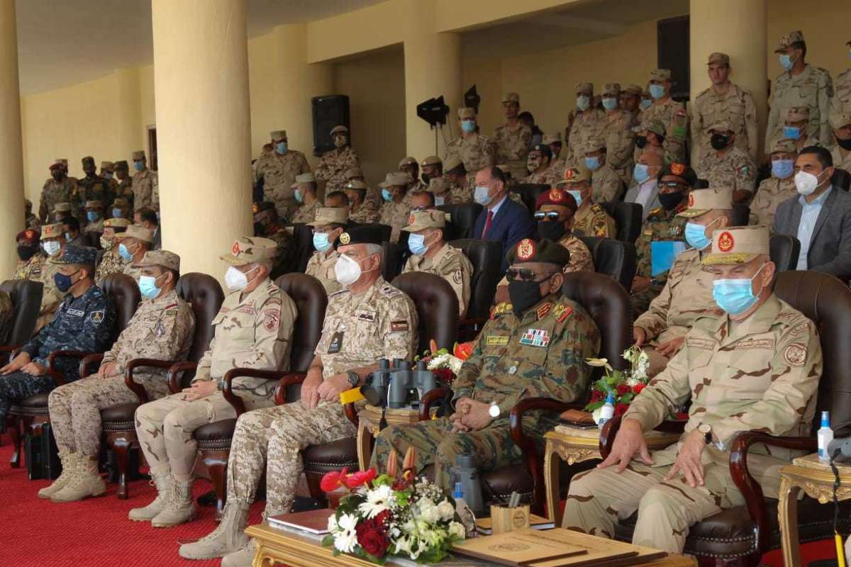 صور - رئيس هيئة الأركان يتابع التمرين العسكري سيف العرب