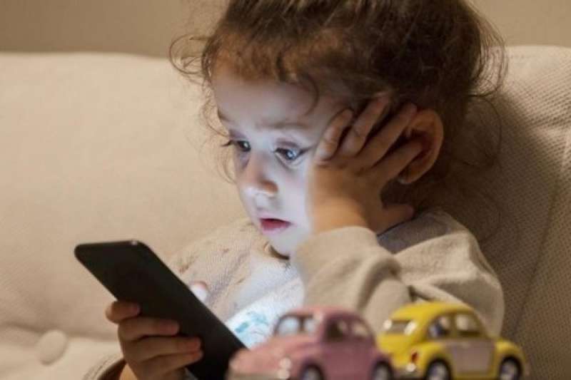 شركة سويسرية تطرح هاتفا ذكيا لمراقبة الأطفال