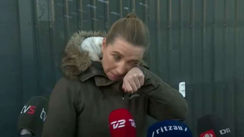 هل تشفع دموعها؟.. رئيسة وزراء الدنمارك تبكي على المنك