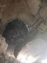 الدفاع المدني ينقذ شخصا حوصر داخل شق صخري في ضاحية الرشيد