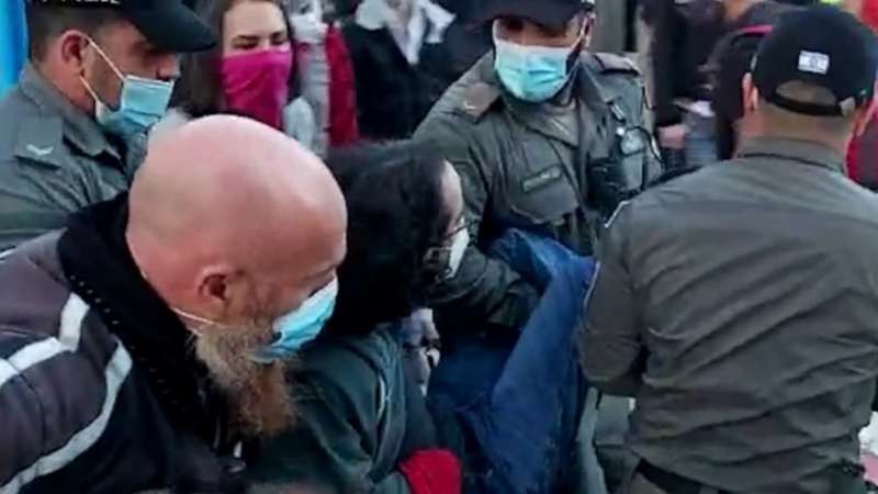 تواصل الاحتجاجات ضد نتنياهو: اعتقال (8) متظاهرين.. ومحاولة لاحراق خيمة الاعتصام