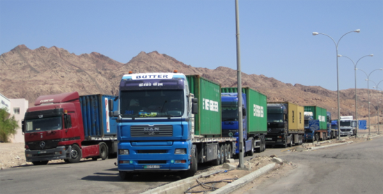 النقل: ازالة القيود المفروضة على الشاحنات العابرة إلى السعودية.. واتصالات مع قطر