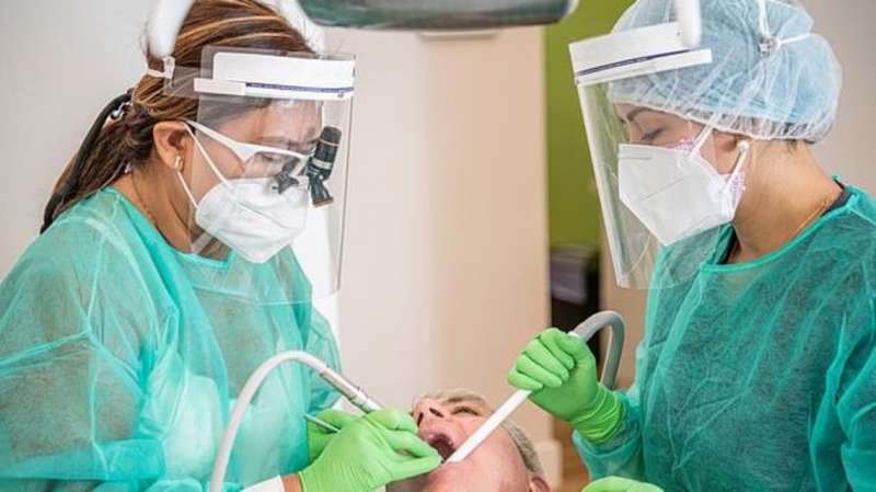 ابتكار خوذات واقية لحماية أطباء الأسنان والأنف من كورونا
