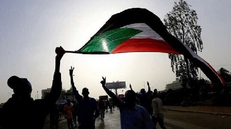 متظاهرون سودانيون يحرقون العلم الإسرائيلي رفضا للتطبيع (صور)