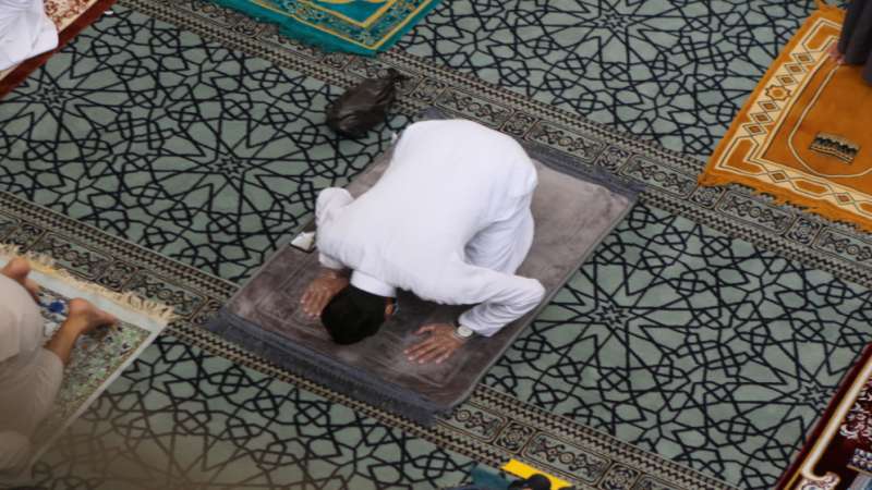 خريجو كليات الشريعة يطالبون الحكومة بتعيينهم في المساجد