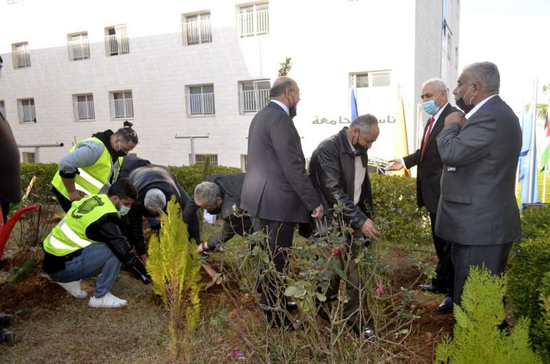 ضمن احتفالاتها بمئوية تأسيس الدولة الأردنية وبيوم الشجرة... عمان الاهلية تنظم حملة لزراعة الأشجار برعاية وزير الزراعة