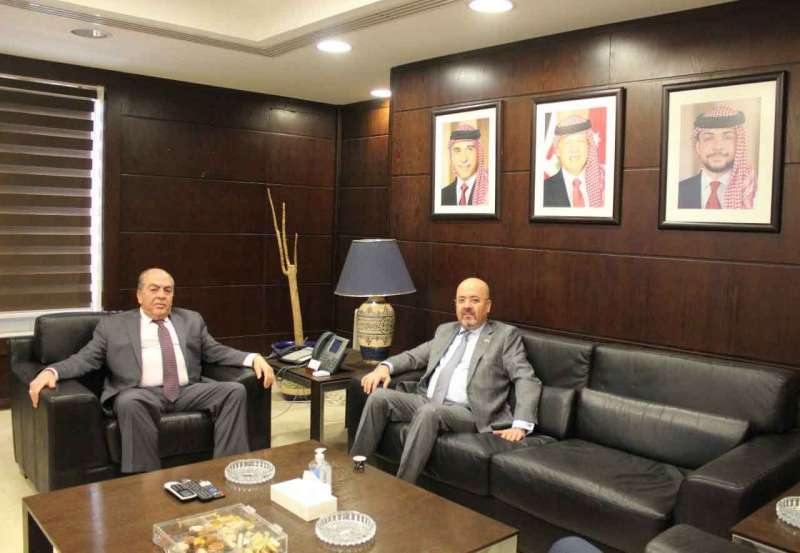وزير النقل والسفير العراقي يبحثان تعزيز التعاون بين البلدين