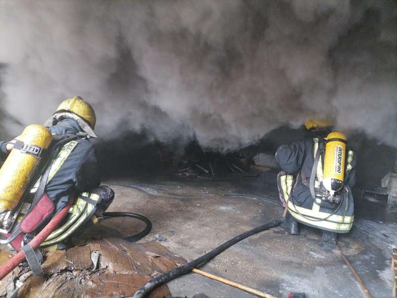 الدفاع المدني يخمد حريق مستودع اسفنج في عمان