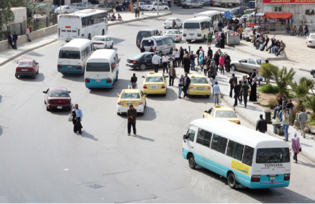 اصحاب حافلات النقل العام يطالبون بانقاذ القطاع: تعطيل الجامعات ألحق الضرر بنا