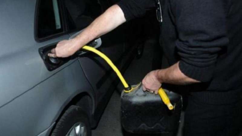 القبض على شخص سرق بنزين من احدى المركبات في اربد