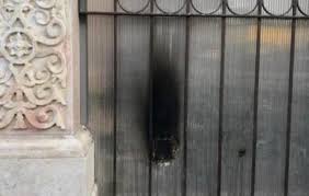 مستوطنون يشعلون النار ببوابة الكنيسة الرومانية بالقدس والاحتلال يعتقل 18 فلسطينيا