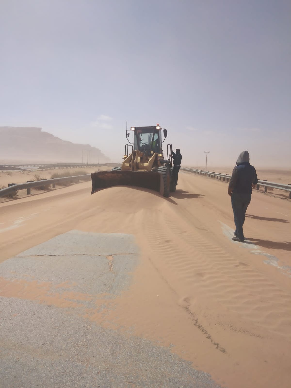 كثبان رملية تغلق طرقا في الجنوب.. والامن يدعو للحذر على الصحراوي وفي الازرق والرويشد