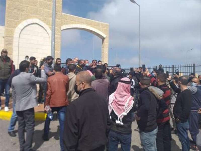 تجمهر العشرات امام مستشفى السلط الحكومي
