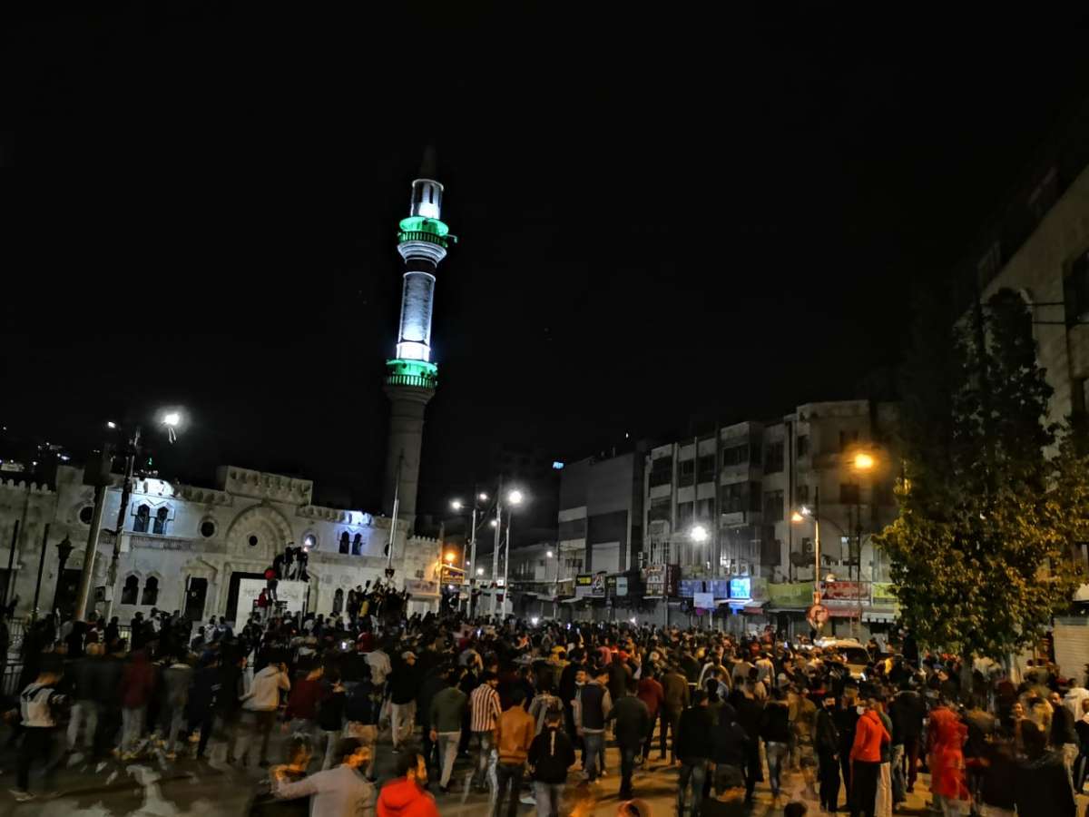 المئات من ابناء حي الطفايلة في مسيرة من الحسيني الى الديوان: نريد حكومة انقاذ والغاء قانون الدفاع