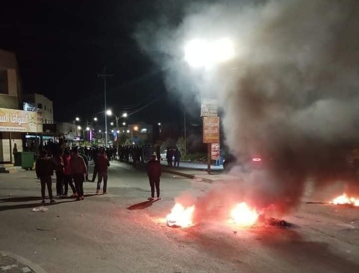 فضّ احتجاج في طيبة اربد بالغاز المسيل للدموع.. وتحذير من تضرر مصابي كورونا في منازلهم - صور