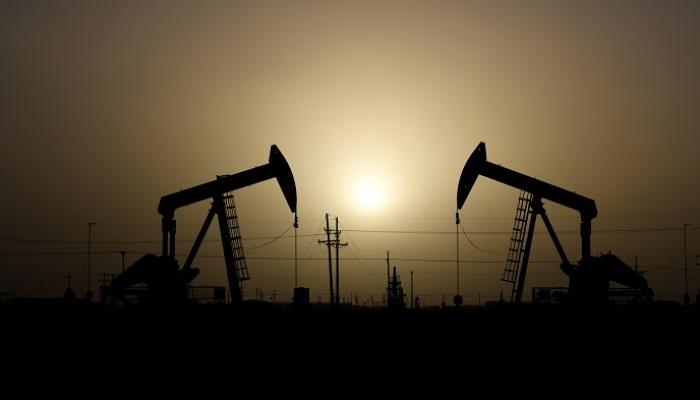 اسعار النفط تسجل اكبر انخفاض منذ عام
