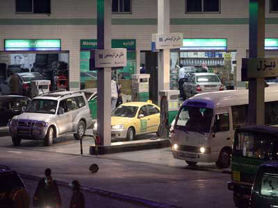 اغلاق محطات الوقود مبكرا يضاعف معاناة المواطنين.. وسعيدات يطالب بتمديد ساعات العمل