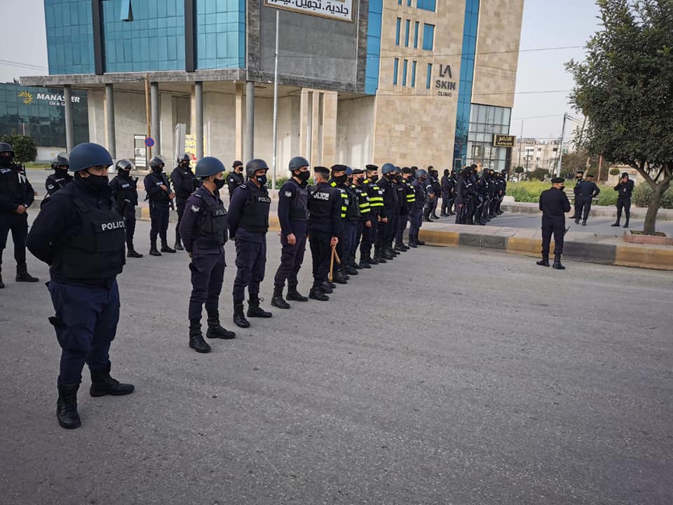 اربد: ناشطون يعتصمون قرب مبنى المحافظة واعتقال اكثر من 20 مشاركا - صور