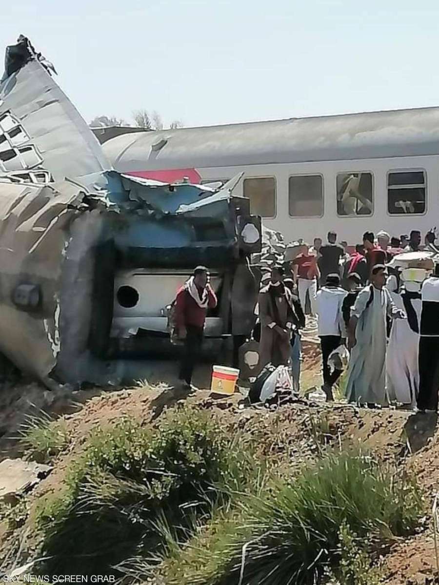 بالصور.. تصادم قطارين في سوهاج بصعيد مصر