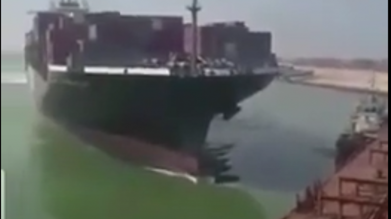 حقيقة فيديو لحظة جنوح السفينة في قناة السويس