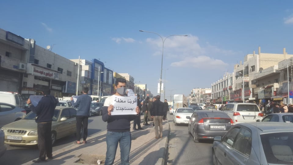 وقفات احتجاجية امام عدة مساجد رفضا لمنع اداء الصلوات الجهرية جماعة - صور