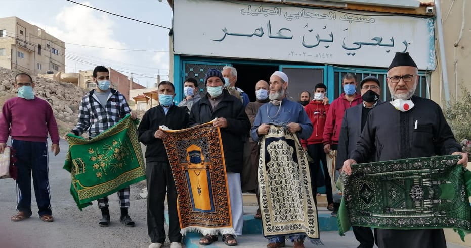 وقفات احتجاجية امام عدة مساجد رفضا لمنع اداء الصلوات الجهرية جماعة - صور