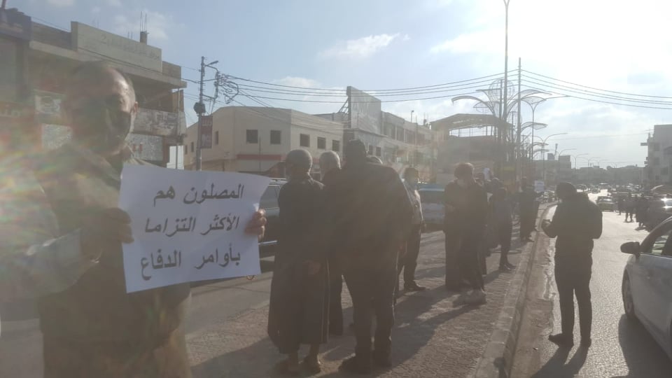 وقفات احتجاجية امام عدة مساجد رفضا لمنع اداء الصلوات الجهرية جماعة - صور