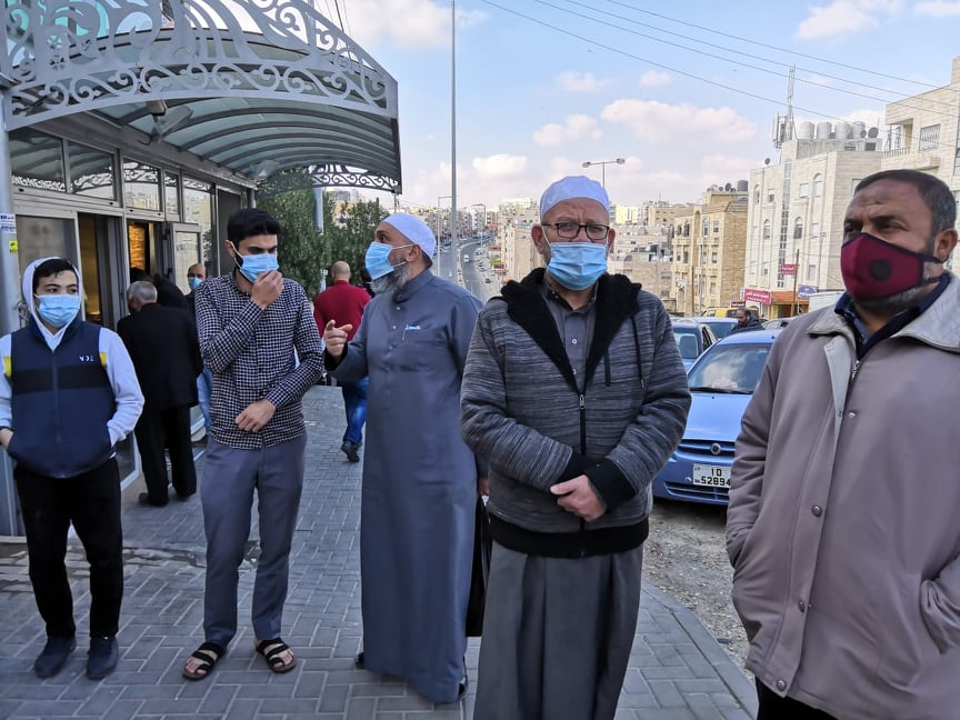 وقفات احتجاجية امام عدة مساجد رفضا لمنع اداء الصلوات الجهرية جماعة - صور