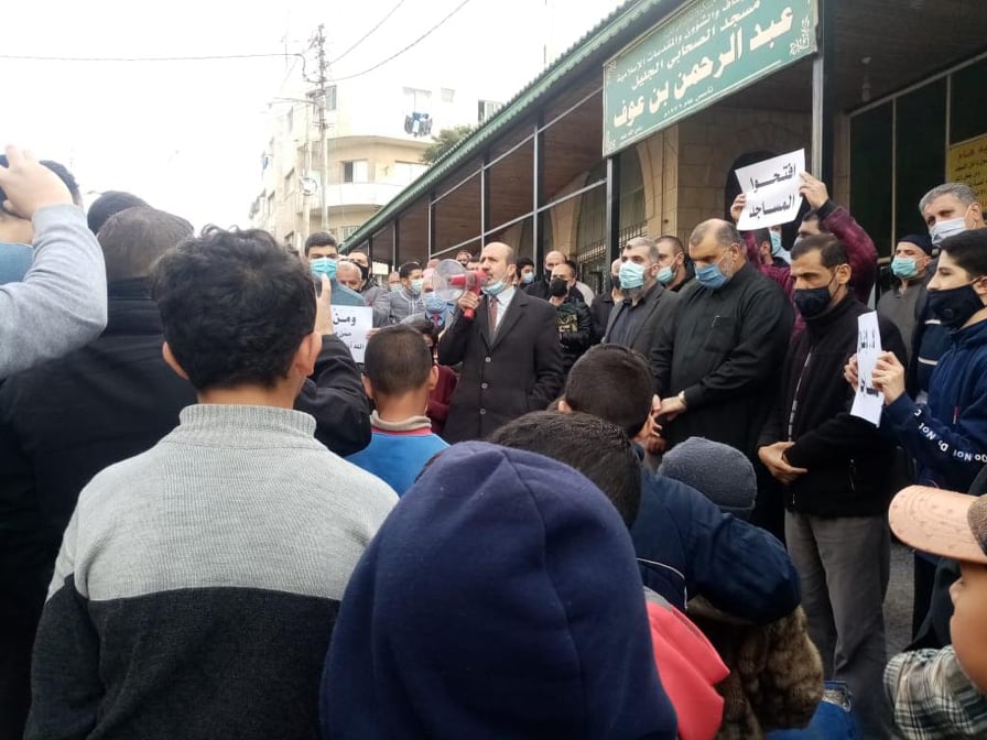 وقفات احتجاجية امام عدة مساجد رفضا لمنع اداء الصلوات الجهرية جماعة - صور