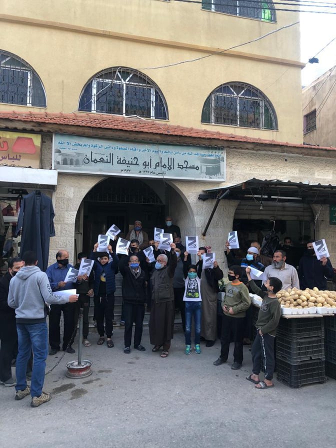 وقفات احتجاجية امام عدة مساجد رفضا لمنع اداء الصلوات الجهرية جماعة - صور