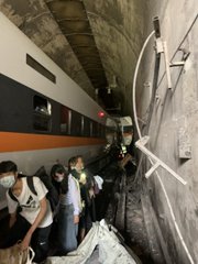 تايوان.. مقتل 48 شخصا وإصابة 118 على الأقل بعد خروج قطار عن القضبان