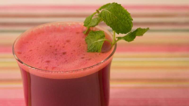 يسهل الهضم ويطرد السموم.. فوائد ذهبية لهذا العصير الأحمر