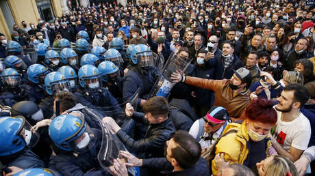 روما.. اشتباكات مع الشرطة احتجاجا على الإغلاق (فيديو)