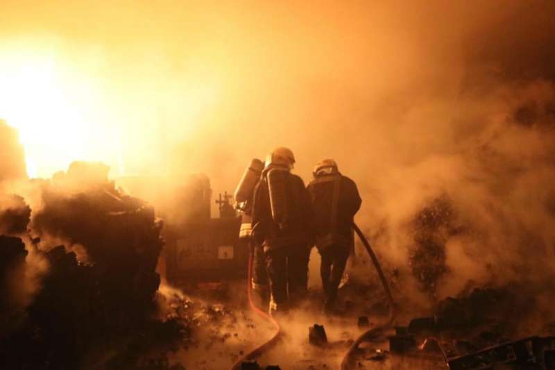 إخماد حريق منجرة ومستودع فحم في عمان
