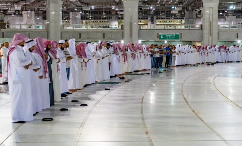 السعودية تعلن السماح بإقامة صلاة التراويح في الحرمين