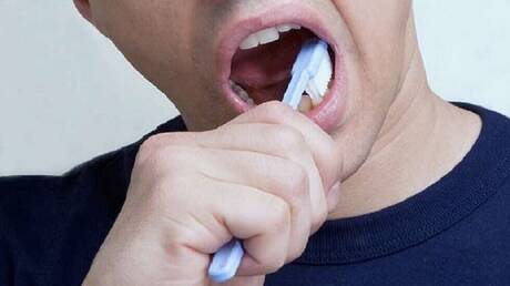 تنظيف الأسنان بالفرشاة قد يساعد في الحماية من مرض لا علاج له