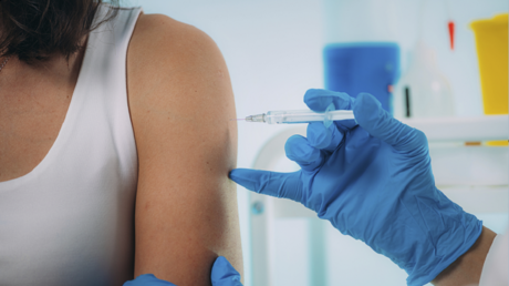 امرأة أصيبت بـكوفيد19 وحصلت على اللقاح ثم التقطت العدوى مرة أخرى!